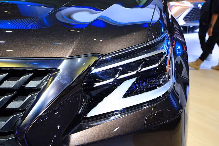 Đầu tiên, về thiết kế ngoại thất, điểm khác biệt lớn nhất trên GX460 2020 so với phiên bản tiền nhiệm chính nằm ở bộ lưới tản nhiệt khủng mà xe sở hữu. Bên cạnh đó, diện mạo của xe cũng thêm phần nổi bật với bộ đèn chiếu sáng chính với bóng đèn định vị hình móc câu sắc nét và ấn tượng.