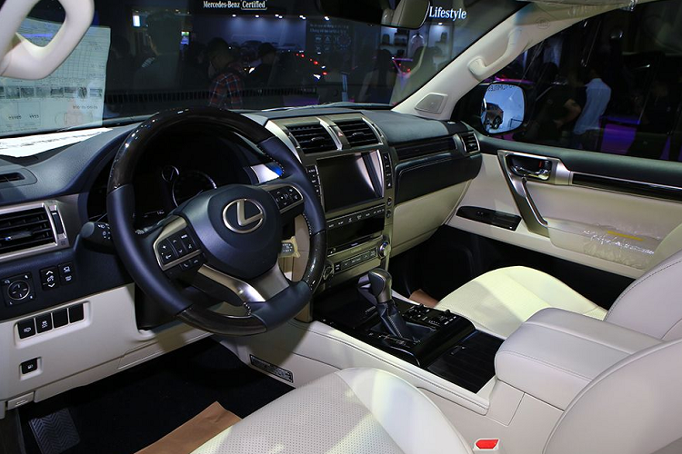 Bên cạnh đó, Lexus GX460 2020 cũng mang trong mình các trang bị vô cùng xịn xò như màn hình đa địa hình (Multi-Terrain Monitor), màn hình toàn cảnh (Panoramic View Monitors) với camera 360 độ, hệ thống kiểm soát khung gầm chủ động, hỗ trợ khởi hành ngang dốc, kiểm soát lực kéo chủ động...