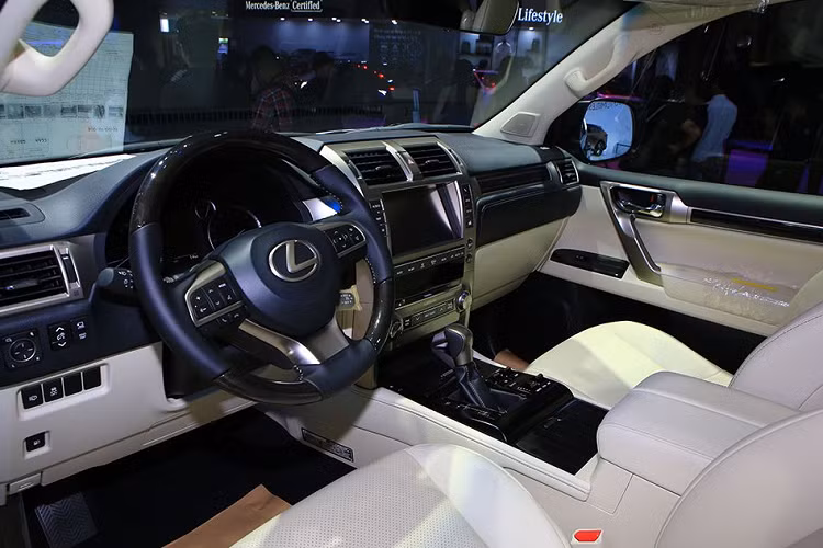 Bên cạnh đó, Lexus GX460 2020 cũng mang trong mình các trang bị vô cùng xịn xò như màn hình đa địa hình (Multi-Terrain Monitor), màn hình toàn cảnh (Panoramic View Monitors) với camera 360 độ, hệ thống kiểm soát khung gầm chủ động, hỗ trợ khởi hành ngang dốc, kiểm soát lực kéo chủ động...