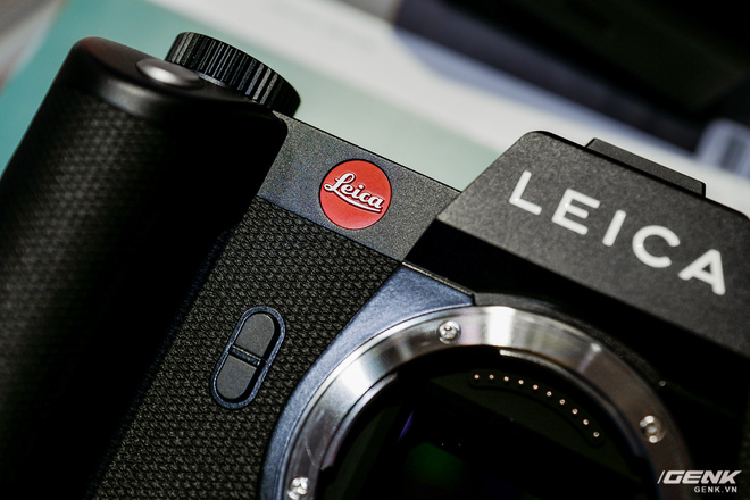 Tất nhiên không thể thiếu được 'vòng tròn đỏ' huyền thoại của Leica! 