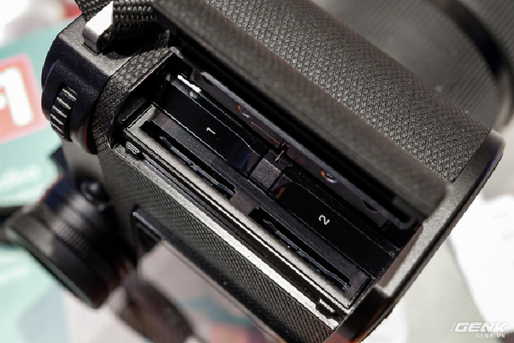 Lật bên kia, ta có 2 khe thẻ nhớ SD để lưu trữ đồng thời, tránh mất ảnh. 