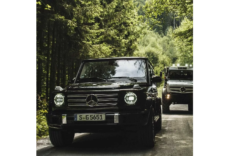 Mẫu xe này nhanh chóng "ghi điểm" với thị trường và bán rất chạy do sau thế chiến thứ 2 tại châu Âu, nhu cầu tái thiết những vùng đất bị tàn phá vô cùng lớn. Tại thời điểm ra mắt vào năm 1946, Unimog có thể đạt vận tốc 50 km/h, nhanh gấp đôi bất kỳ chiếc xe nông nghiệp nào lúc bấy giờ. Ngoài ra nó còn có dẫn động AWD, khóa vi sai sau, nhiều trang bị tiện nghi...