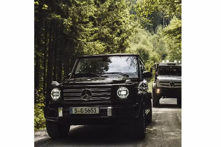 Mẫu xe này nhanh chóng "ghi điểm" với thị trường và bán rất chạy do sau thế chiến thứ 2 tại châu Âu, nhu cầu tái thiết những vùng đất bị tàn phá vô cùng lớn. Tại thời điểm ra mắt vào năm 1946, Unimog có thể đạt vận tốc 50 km/h, nhanh gấp đôi bất kỳ chiếc xe nông nghiệp nào lúc bấy giờ. Ngoài ra nó còn có dẫn động AWD, khóa vi sai sau, nhiều trang bị tiện nghi...