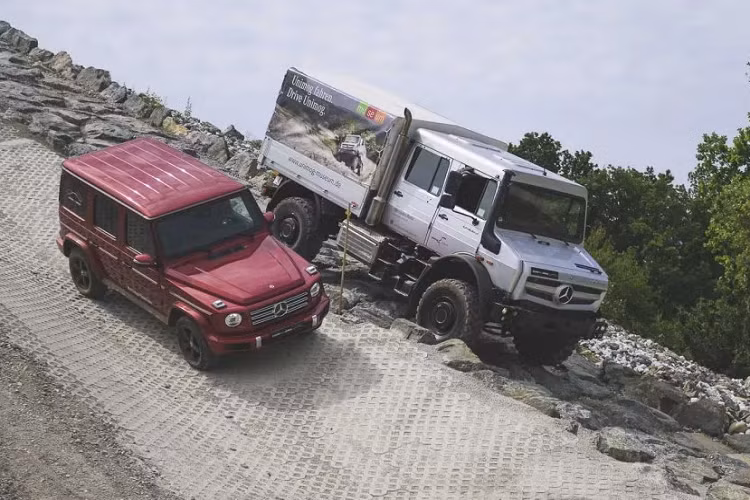 G-Class được xem là mẫu xe dân dụng phục vụ thời gian dài nhất của nhà Mercedes. Mẫu xe này đã được sản xuất tại nhà máy Graz ở Áo đã hơn 4 thập kỷ. Không những nổi tiếng vì "sống lâu" mà G-Class còn nổi tiếng vì chất lượng. Theo thống kê từ hãng, trong tổng số xe sản xuất từ 1979 đến giờ, vẫn có đến 80% chiếc G-Class vẫn còn được sử dụng trên toàn thế giới hiện nay