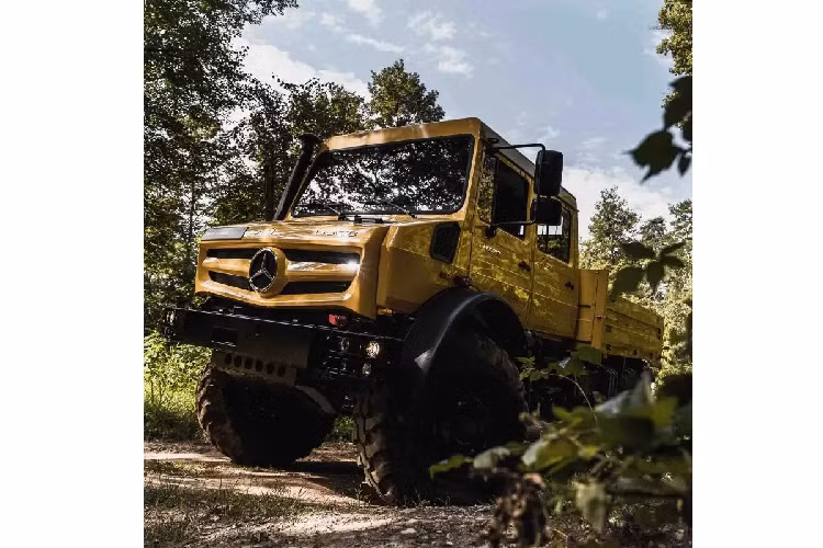 Unimog là chữ viết tắt cho cụm từ “Universal-Motor-Gerat” có nghĩa là “cỗ máy toàn cầu”. Hãng xe này ra đời vào năm 1945 khi Albert Friedrich, một trong những người đứng ra sáng lập Aero engine Design của Daimler-Benz đã quyết định chuyển hướng sang dòng xe phục vụ hoạt động nông nghiệp.