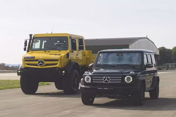 Mercedes-Benz là một hãng xe đặc biệt với những mẫu xe dị biệt và ấn tượng. Đáng kể nhất chính là ông hoàng off-road G-Class. Trải qua bao nhiêu thế hệ, mẫu xe này vẫn luôn giữ được "chất bùn" đầy nam tính của mình. nhân dịp kỷ niệm 40 năm ngày ra mắt, Mercedes-Benz G-Class mới đã có một màng so kè với "người anh em" Unimog.