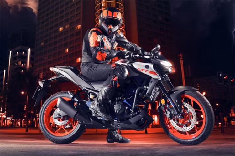 Điểm thứ năm đó là bộ giảm shock trước được nâng cấp từ loại ồng lồng thông thường ở phiên bản cũ lên dạng hành trình ngược với đường kính 37mm, đây cũng là trang bị được chia sẻ từ Yamaha R3 mới. Trong khi giảm shock sau vẫn là dạng monoshock nhưng được điều chỉnh lượng dầu bên trong phù hợp hơn với quá trình hoạt động của bộ gắp nhôm sau.