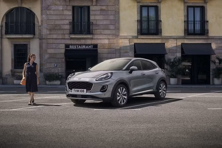 Là bản cao cấp nhất, Ford Puma Titanium X 2020 sẽ sở hữu hàng ghế trước có tính năng mát-xa thắt lưng, và đặc biệt, các vỏ bọc ghế có thể tháo rời để giặt giúp nội thất giữ được sự sạch sẽ, mới mẻ lâu hơn. Đây là lần đầu trong phân khúc crossover có một chiếc xe được lắp đặt tính năng này.