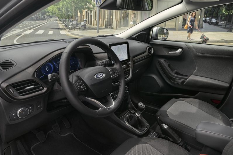 Về thẩm mỹ, cabin xe trông hấp dẫn hơn hẳn nhờ các chi tiết trang trí bằng gỗ, vải bọc ở các cánh cửa và vô lăng bọc vật liệu tạo hiệu ứng da cao cấp.