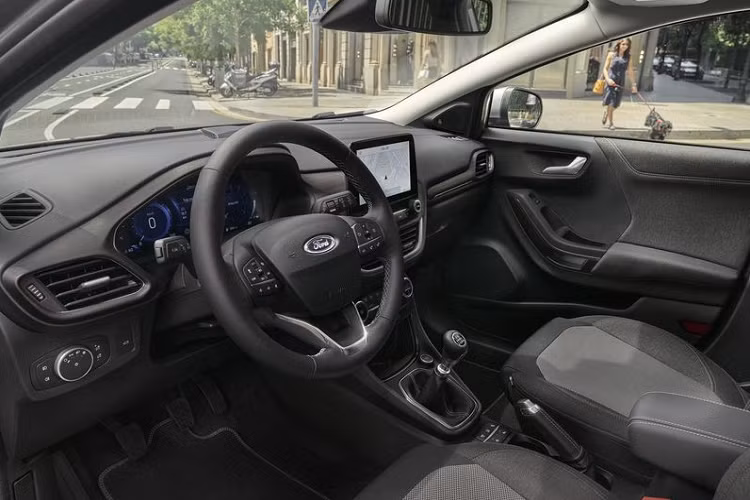 Về thẩm mỹ, cabin xe trông hấp dẫn hơn hẳn nhờ các chi tiết trang trí bằng gỗ, vải bọc ở các cánh cửa và vô lăng bọc vật liệu tạo hiệu ứng da cao cấp.