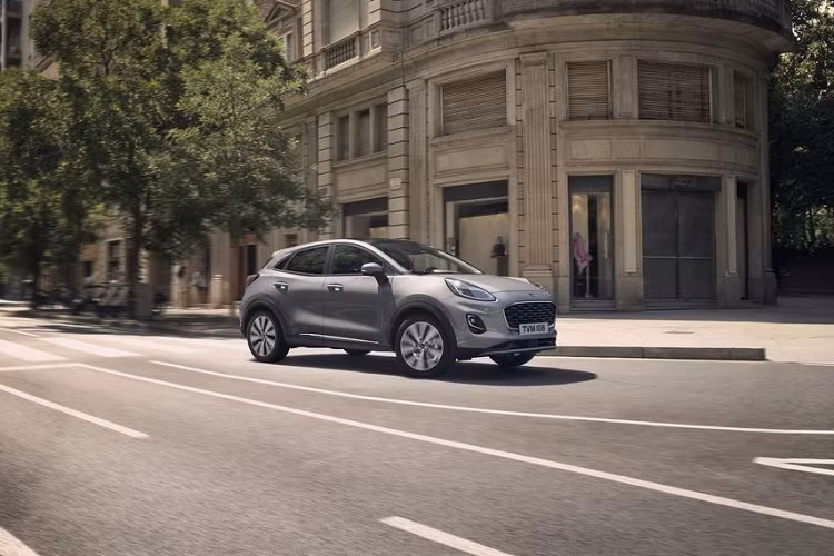 Ford Puma Titanium X mới được hưởng lợi từ hệ thống thông tin giải trí SYNC3 tương thích Apple CarPlay và Android Auto, bộ sạc không dây cho điện thoại thông minh, hệ thống âm thanh B&amp;O, điều hòa nhiệt độ hai vùng, cần gạt nước mưa cảm biến và các cảm biến đỗ xe phía sau, tất cả đều là tiêu chuẩn.