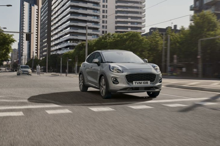 Ở bên ngoài, Puma Titanium X được phân biệt với các phiên bản thường khá dễ bởi màu sơn đen bóng độc quyền và nhiều điểm nhấn mạ crôm nổi bật trên lưới tản nhiệt hình tổ ong cũng như viền đèn sương mù (cặp đèn sương mù được tích hợp vào các hốc gió phía trước). 