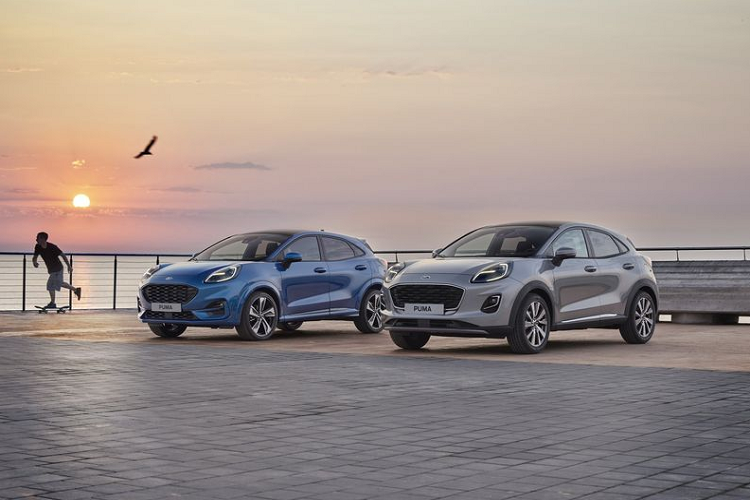 Làm tròn các nâng cấp bên ngoài là ốp sườn mạ crôm, các điểm nhấn màu xám kim loại trên bộ khuếch tán sau và tấm bảo vệ gầm, vỏ gương chiếu hậu sơn cùng màu thân xe có tích hợp đèn báo rẽ và đèn cửa. Chưa hết, chiếc crossover nhỏ gọn còn cưỡi trên các bánh xe hợp kim 10 chấu 18 inch sơn xám Pearl Grey.