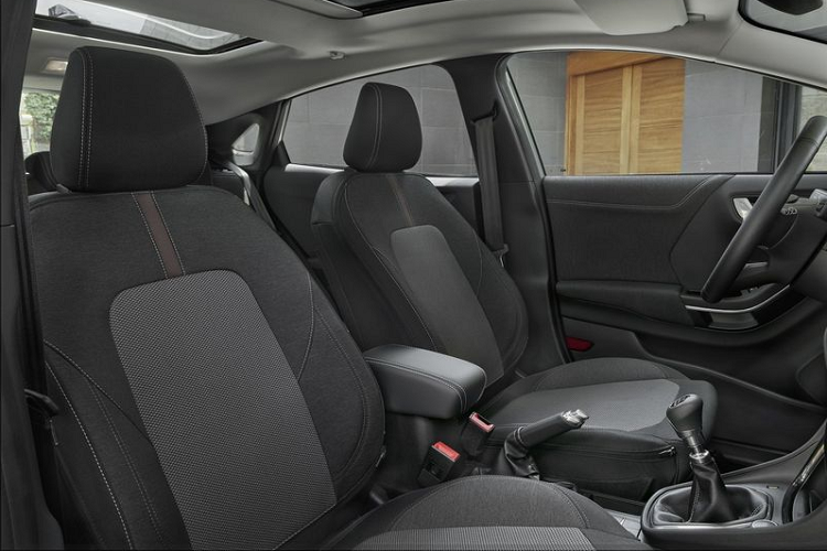 Về công nghệ, Ford Puma Titanium X 2020 sở hữu hệ thống duy trì xe ở trung tâm làn đường với tính năng phát hiện cạnh đường, hỗ trợ giảm thiểu va chạm trước với phát hiện người đi bộ, hệ thống nhận diện biển báo tốc độ và kiểm soát hành trình thích ứng với Stop &amp; Go.