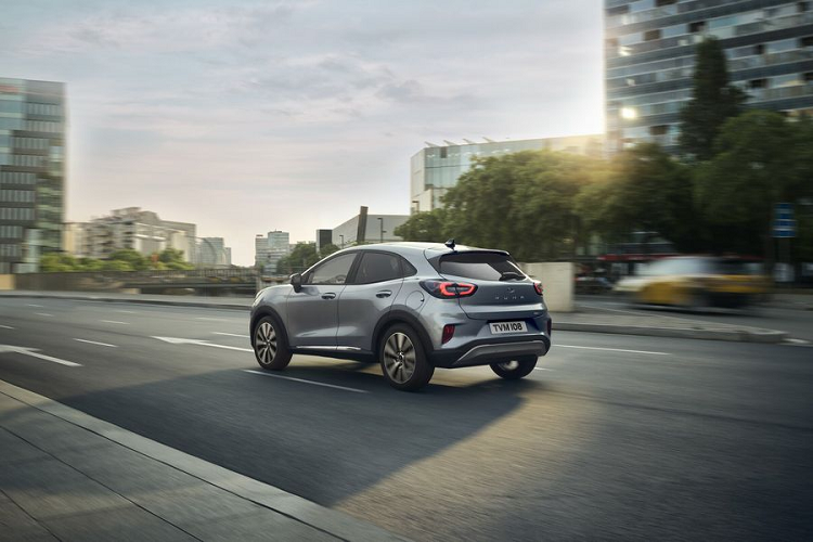 Giá xe Ford Puma Titanium X chưa được công bố, xe sở hữu sức mạnh tới 123 mã lực và có mức tiêu thụ nhiên liệu chỉ 5,4 lít /100km, lượng khí thải CO2 là 124 g/km, hai con số tương ứng ở bản 153 mã lực là 5,6 lít / 100km và 127 g/km.