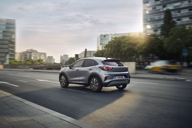 Giá xe Ford Puma Titanium X chưa được công bố, xe sở hữu sức mạnh tới 123 mã lực và có mức tiêu thụ nhiên liệu chỉ 5,4 lít /100km, lượng khí thải CO2 là 124 g/km, hai con số tương ứng ở bản 153 mã lực là 5,6 lít / 100km và 127 g/km.