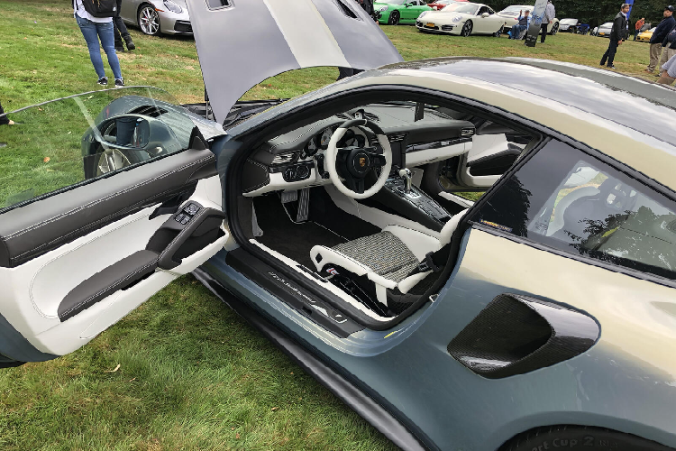 Các lớp thủy tinh dày hơn hoặc mỏng hơn mang lại những sắc thái màu khác nhau trong ánh sáng. Sau đó, các kỹ thuật viên sẽ sử dụng nam châm để căn chỉnh các mảnh kim loại một cách thủ công sau khi chiếc xe được sơn giúp những mảng màu phản chiếu đều hơn.