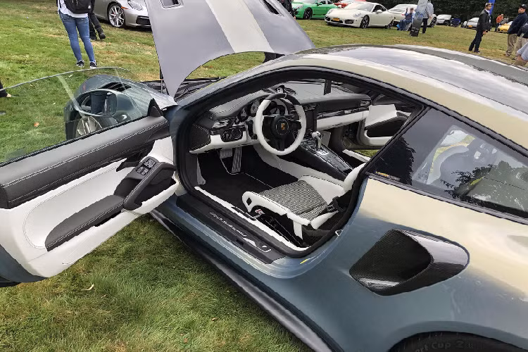 Các lớp thủy tinh dày hơn hoặc mỏng hơn mang lại những sắc thái màu khác nhau trong ánh sáng. Sau đó, các kỹ thuật viên sẽ sử dụng nam châm để căn chỉnh các mảnh kim loại một cách thủ công sau khi chiếc xe được sơn giúp những mảng màu phản chiếu đều hơn.