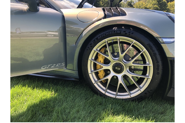 Chiếc 911 GT2 RS Weissach trên sở hữu màu sơn Urban Bamboo hiếm hoi. Để có một vẻ ngoài bóng loáng và ấn tượng, chiếc xe đã cần phải được hoàn thiện tới 9 lớp sơn một cách thủ công bởi những người thợ lành nghề đến từ bộ bận cá nhân hóa.