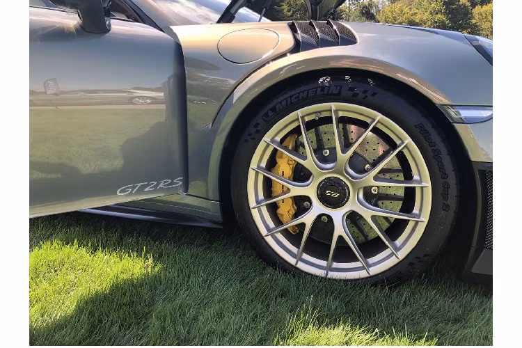 Chiếc 911 GT2 RS Weissach trên sở hữu màu sơn Urban Bamboo hiếm hoi. Để có một vẻ ngoài bóng loáng và ấn tượng, chiếc xe đã cần phải được hoàn thiện tới 9 lớp sơn một cách thủ công bởi những người thợ lành nghề đến từ bộ bận cá nhân hóa.