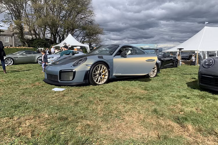 Với khả năng tăng tốc từ 0-100 Km/h chỉ mất 2,8 giây và có tốc độ tối đa đạt 340 Km/h, Porsche 911 GT2 RS được ghi nhận là siêu xe thương mại mạnh mẽ nhất mà Porsche từng sản xuất với kết cấu và công nghệ gần tương tự với xe đua.