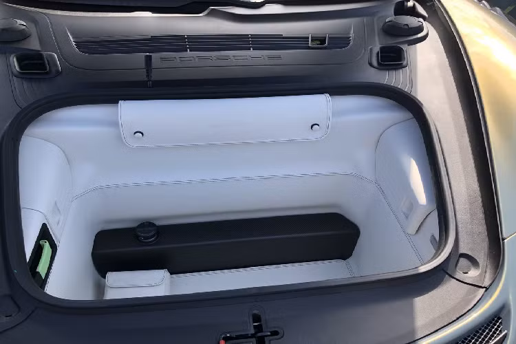 Để sở hữu lớp sơn đặc biệt này, chủ nhân của chiếc xe đã phải chi trả một khoảng tiền lên tới 95,000 Đô (khoảng 2 tỷ đồng). Tuy nhiên, cho dù với mức giá khá cao, những gì mà họ có thể nhận lại chính là một tác nghệ thuật động rất độc đáo với tính thẩm mĩ cao.