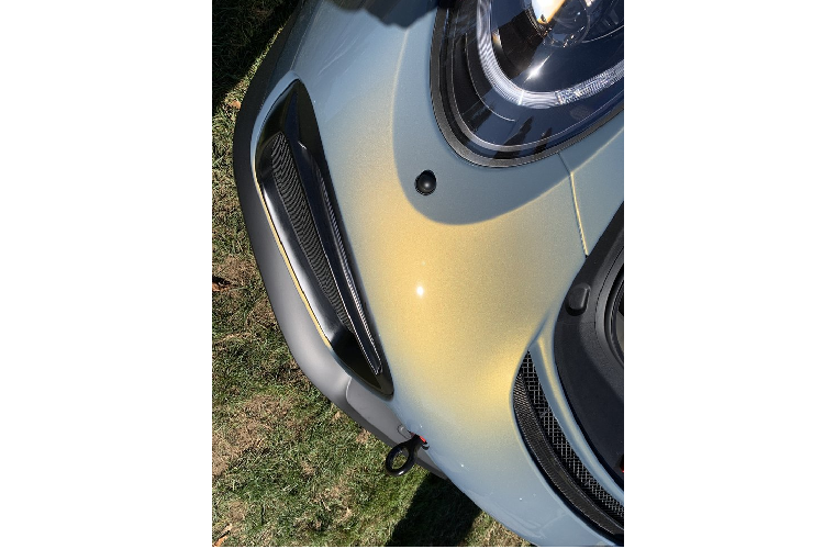 Điều khiến màu Chromaflair trên những chiếc Porsche trở nên đặc biệt chính là hiệu ứng màu ngọc trai, vì vậy màu sắc có thể thay đổi tùy thuộc vào góc nhìn của người xem. Hơn nữa, trong 1 năm, Porsche chỉ cung cấp đúng 5 chiếc 911 được trang bị lớp sơn Chromaflair độc đáo này.