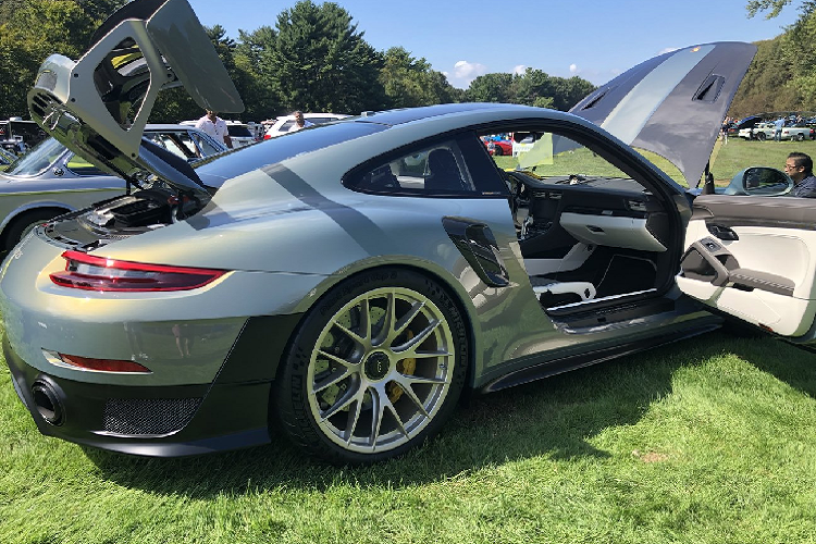 Porsche 911 GT2 RS được trang bị động cơ Boxer 6 xi-lanh, dung tích 3.8 lít, sản sinh công suất tối đa 700 mã lực và mô men xoắn cực đại đạt 750 Nm. Một điểm đáng chú ý khác trên chiếc 911 mạnh nhất lịch sử là Porsche đã không còn sử dụng hộp số sàn 6 cấp cho xe như thế hệ tiền nhiệm mà thay vào đó là hộp số PDK 7 cấp ly hợp kép nhằm tối ưu khả năng vận hành.