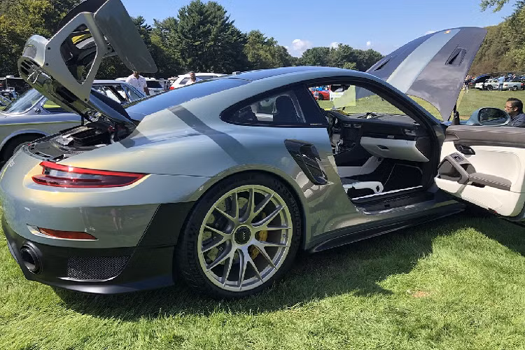 Porsche 911 GT2 RS được trang bị động cơ Boxer 6 xi-lanh, dung tích 3.8 lít, sản sinh công suất tối đa 700 mã lực và mô men xoắn cực đại đạt 750 Nm. Một điểm đáng chú ý khác trên chiếc 911 mạnh nhất lịch sử là Porsche đã không còn sử dụng hộp số sàn 6 cấp cho xe như thế hệ tiền nhiệm mà thay vào đó là hộp số PDK 7 cấp ly hợp kép nhằm tối ưu khả năng vận hành.