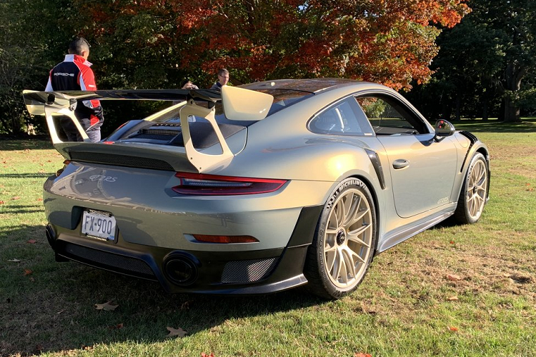 Kết hợp với màu sắc ngoại thất đặc biệt chính là toàn bộ nội thất của chiếc xe được bọc da Ivory Leather đặc biệt. Nội thất mang màu trắng chủ đạo, đi kèm với đó là điểm nhấn họa tiết màu trắng đen trên ghế ngồi. Chiếc xe được trang bị Weissach Package, gói nâng cấp này giúp tăng vẻ hầm hố cho chiếc xe với nhiều chi tiết được làm bằng chất liệu carbon.