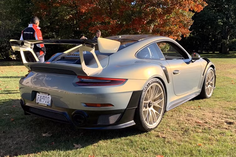 Kết hợp với màu sắc ngoại thất đặc biệt chính là toàn bộ nội thất của chiếc xe được bọc da Ivory Leather đặc biệt. Nội thất mang màu trắng chủ đạo, đi kèm với đó là điểm nhấn họa tiết màu trắng đen trên ghế ngồi. Chiếc xe được trang bị Weissach Package, gói nâng cấp này giúp tăng vẻ hầm hố cho chiếc xe với nhiều chi tiết được làm bằng chất liệu carbon.