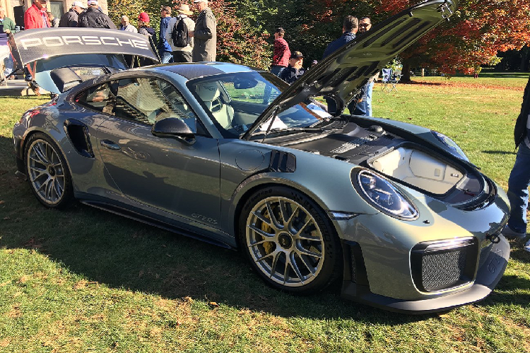 Những màu sắc này có khả năng đổi màu theo góc nhìn với những sắc độ độc đáo. Bốn màu sắc đặc biệt mà bộ phận này giới thiệu chính là “Explosive Gold” với sự pha trộn giữa hai màu cam-vàng, “Magicmagenta” với hỗn hợp màu đỏ tía, “Python Green” là sự kết hợp giữa hai tone vàng-xanh lá, và cuối cùng là “Urban Bamboo” với hỗn hợp màu xám và xanh nhạt.