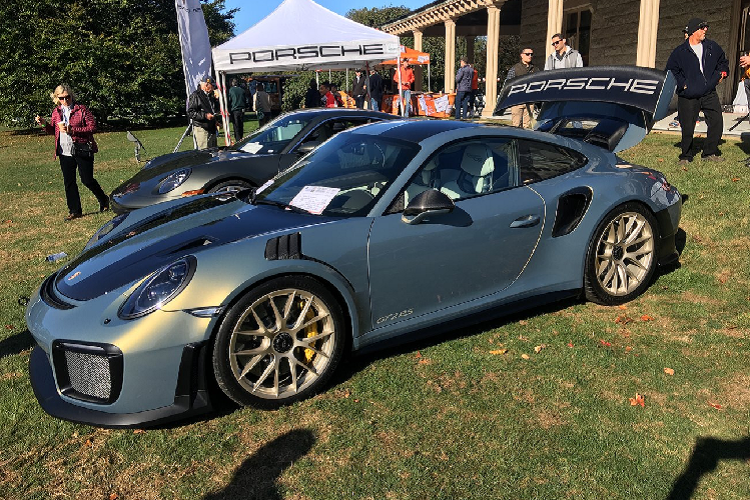 Nếu những chiếc siêu xe Porsche 911 GT2 RS cơ bản chưa đáp ứng đủ yêu cầu về sự độc đáo của chủ sở hữu thì bộ phận cá nhân hóa Porsche’s Exclusiv Manufaktur có thể thỏa mãn yêu cầu này. Gần đây, bộ phận này đã giới thiệu tới công chúng những màu sơn Chromaflair độc quyền dành cho những chiếc Porsche thuộc dòng 991.2.