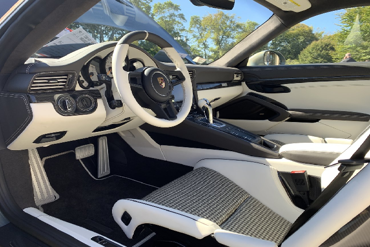 Để tạo ra hiệu ứng đổi màu theo góc nhìn, những hạt có kích thước siêu nhỏ có độ dày một micromet được trộn vào trong lớp sơn phủ cuối cùng. Những mảnh này có một lớp lõi phản chiếu bằng nhôm mờ, được bao quanh bởi kính.