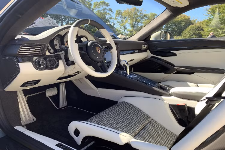 Để tạo ra hiệu ứng đổi màu theo góc nhìn, những hạt có kích thước siêu nhỏ có độ dày một micromet được trộn vào trong lớp sơn phủ cuối cùng. Những mảnh này có một lớp lõi phản chiếu bằng nhôm mờ, được bao quanh bởi kính.