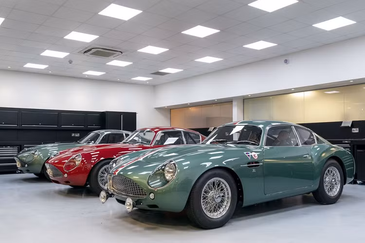 Cuối cùng, để có thể mua được Aston Martin DB4 GT Zagato, bạn sẽ phải mua xe theo cặp cùng chiếc DBS GT Zagato với giá khoảng 6 triệu bảng Anh (tương đương 185 tỷ đồng), trước thuế và trước khi chọn thêm các Option đặc biệt.