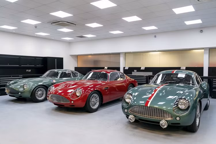  Aston Martin DB4 GT Zagato Continuation thực sự là một siêu phẩm hiếm có trong làng siêu xe thế giới khi chỉ được sản xuất đúng 19 chiếc trên toàn cầu. Bên cạnh đó, mẫu xe này còn được chế tạo hoàn toàn bằng tay tại trụ sở của bộ phận nghiên cứu đặc biệt, thuộc hãng siêu xe Anh Quốc - Aston Martin tại Newport Pagnell, Vương quốc Anh.