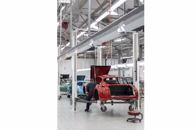 Mẫu xe DB4 GT Zagato Continuation mới xứng đáng là một tuyệt tác của toàn thế giới". Đáng chú ý, những siêu phẩm Aston Martin DB4 GT Zagato Continuation được chế tác hoàn toàn bằng tay.