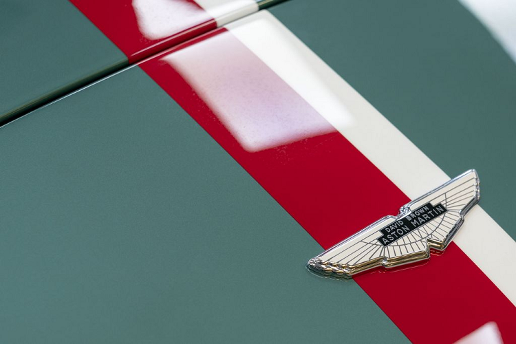 Tuy sở hữu thân hình khá nhỏ nhắn nhưng "Trái tim" của siêu phẩm Aston Martin DB4 GT Zagato Continuation lại không phải dạng tầm thường, đó là khối động cơ V12 5.2L, cho ra công suất tối đa lên tới 715 mã lực và mô-men xoắn cực đại 900 Nm.