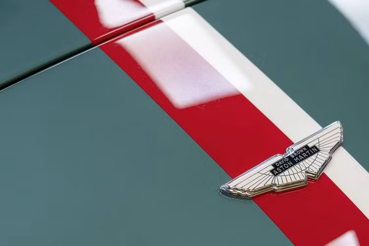 Tuy sở hữu thân hình khá nhỏ nhắn nhưng "Trái tim" của siêu phẩm Aston Martin DB4 GT Zagato Continuation lại không phải dạng tầm thường, đó là khối động cơ V12 5.2L, cho ra công suất tối đa lên tới 715 mã lực và mô-men xoắn cực đại 900 Nm.