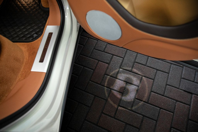 Trong số đó có thể kể tới như màu gỗ sồi cháy mô phỏng màu da của những chú ngựa nam mỹ, vô-lăng 2 tông màu với viền gỗ màu hổ phách, các logo phiên bản Stetson được thêu ở tựa cổ ghế hay tấm bệ đỡ chân với dòng chữ Mulliner Stetson...