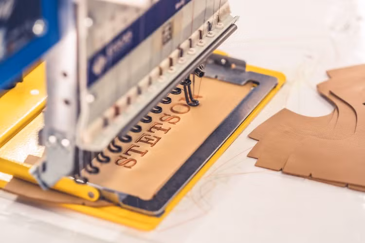 Siêu phẩm Bentley Bentayga Statson Edition đầu tiên hiện đang được trưng bày tại đại lý với mức giá 246.578 USD (khoảng 5,9 tỷ đồng). Hai chiếc tiếp theo dự kiến sẽ được giao vào cuối năm nay.