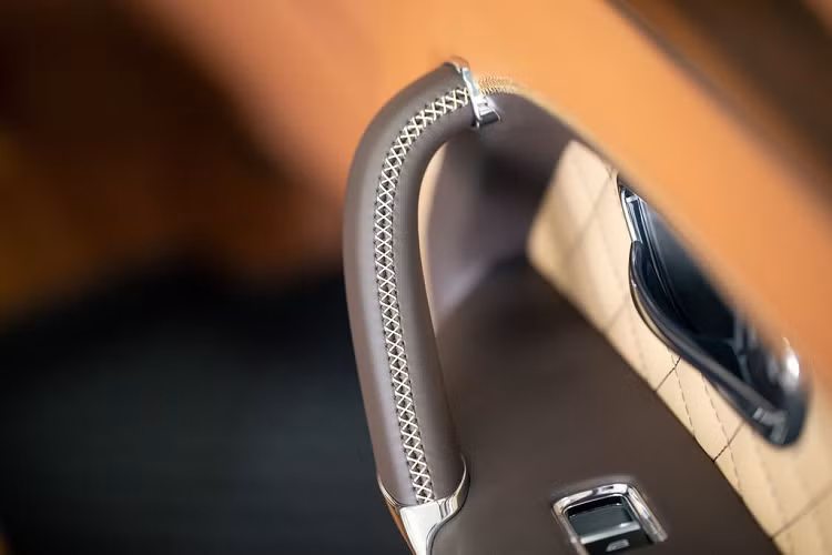 Bên cạnh đó, khách hàng cũng có thể lựa chọn 2 gam màu khác là nâu vàng Dark Cashmere và ghi xám Onyx, những màu sắc vốn cũng rất quen thuộc trên loại mũ cao bồi Stetson.