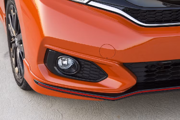 Giá xe Honda Fit 2020 bản cao hơn chút là EX từ 19.900 USD (khoảng 440 triệu đồng) sử dụng hộp số vô cấp CVT và được trang bị gói tính năng trợ lái Sensing của Honda. Đây cũng là bản duy nhất sở hữu hộp số CVT.