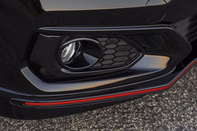 Gói tính năng Sensing có hệ thống phanh chống va chạm với cảnh báo va chạm phía trước và phát hiện người đi bộ, kiểm soát hành trình thích ứng, hệ thống trợ giúp giữ làn, hệ thống hỗ trợ tránh chệch làn với cảnh báo chệch làn, đèn pha tự động (tùy chọn).