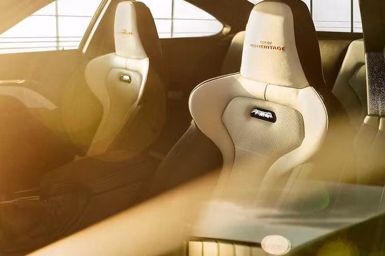 Bọc xung quanh bộ mâm là những chiếc lốp Michelin hiệu năng cao với độ bám đường lớn, có kích thước 265/30 R20 ở trục trước và 285/40 R20 ở phía sau.