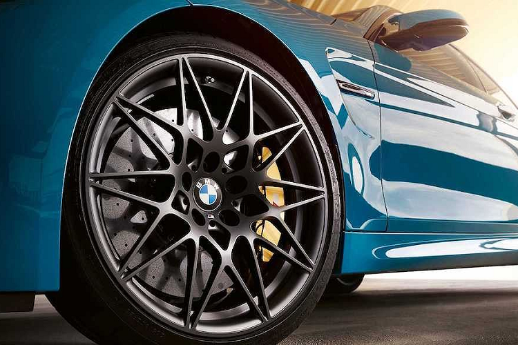 Một điểm đặc biệt khác ở ngoại thất làm cho phiên bản M4 Edition M Heritage nổi bật hơn là bộ mâm xe hợp kim 20 inch có màu sơn Xám Orbit độc quyền của chiếc coupe chạy giới hạn này.