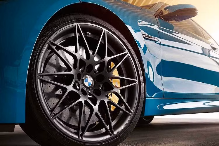 Một điểm đặc biệt khác ở ngoại thất làm cho phiên bản M4 Edition M Heritage nổi bật hơn là bộ mâm xe hợp kim 20 inch có màu sơn Xám Orbit độc quyền của chiếc coupe chạy giới hạn này.