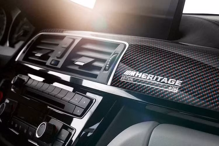 Theo BMW, những chiếc M4 Edition M Heritage sẽ có nội thất "ton-sur-ton" với màu sơn bên ngoài. Da Silverstone / Black với đường khâu màu ngọc lam sẽ được dành cho những chiếc xe được màu Laguna Seca Blue, trong khi da Silverstone / Black các mảng màu xanh tương phản thuộc về màu Velvet Blue.