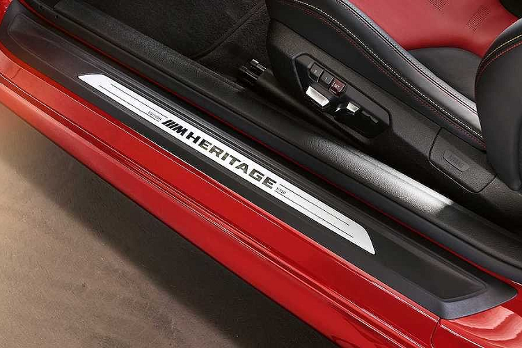 Da Silverstone / Black với đường khâu màu ngọc lam sẽ được dành cho những chiếc xe được màu Laguna Seca Blue, trong khi da Silverstone / Black các mảng màu xanh tương phản thuộc về màu Velvet Blue.